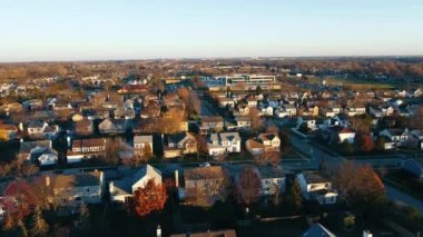 Illinois köyünde sabah. Mundelein köyündeki evler ve sokaklar. Cambridge Şehir Parkı