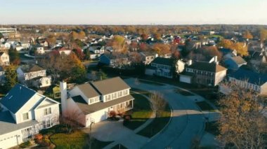Illinois köyünde sabah. Mundelein köyündeki evler ve sokaklar. Cambridge Şehir Parkı