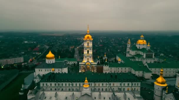 신성 도라 미온 포카 예프 라브라 (Holy Dormition Pochaev Lavra) 는 밤에 조명을 받았다. 우크라이나 서부에 있는 대성당 과 수도원. — 비디오