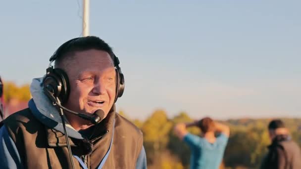 Journalist presenter commenting on the live broadcast emotionally waving his arms. — Stock Video