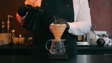 Chemex kahvesi. Kahveci alternatif bir kahve hazırlıyor. Filtrelenmiş kahvenin modern alternatifi. Kalita, Aero pres, V60