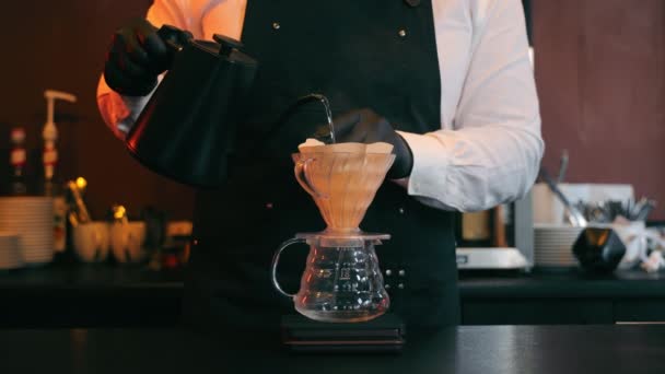 Kaffee Chemex vorhanden. Der Barista bereitet einen alternativen Kaffee zu. Moderne alternative Aufbereitung von Filterkaffee. Kalita, Aero press, V60 — Stockvideo