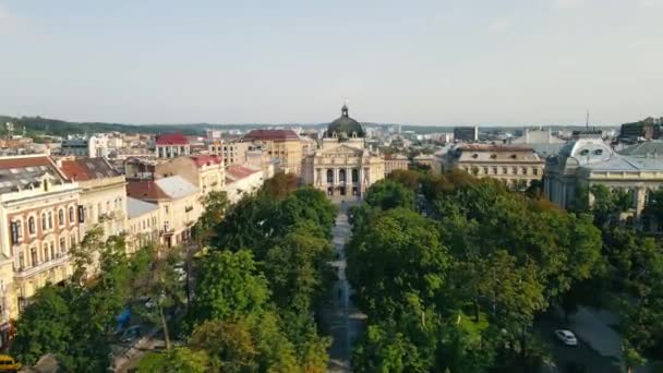 우크라 이나 리비우 05 . 10 . 2021 은 옛 유럽 도시 리비우의 중앙 지역이다. 공원 과 주택 위를 날고 있다. 해 뜰 무렵의 옛 마을. — 비디오
