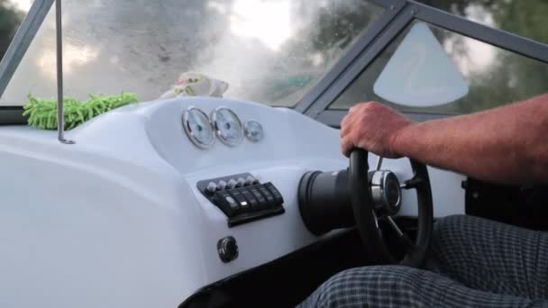 Seorang pria mengontrol helm speedboat. Tangan di kemudi kapal.. — Stok Video