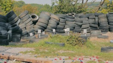 Hedeflere yakın mesafeden ateş edildi. Kesir alüminyum hedefleri vuruyor. Atış için hedef menzilde.