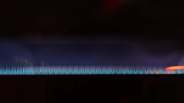 Gaz kazanında yanan gaz. Kapatın..