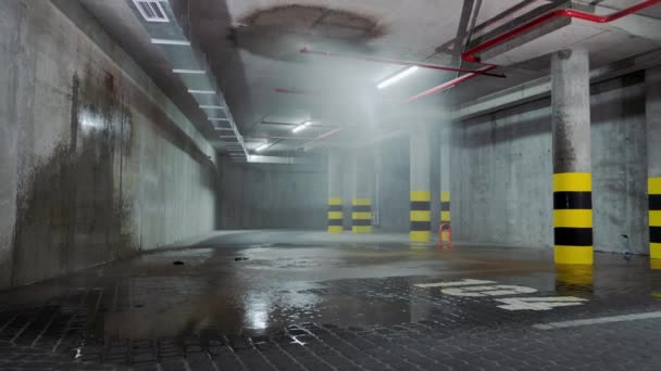Ondergronds overstroomd parkeerplaats met water. Breuk in de waterleiding. — Stockvideo
