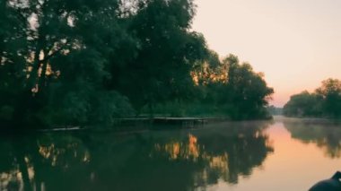 Sabah nehirde güzel bir doğa. Nehirde hareket eden bir sürat teknesinden sahili görmek.
