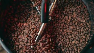 İçine işlenmiş kahvenin serinlemesi. Makine otomatik olarak kahve çekirdeklerini karıştırır..