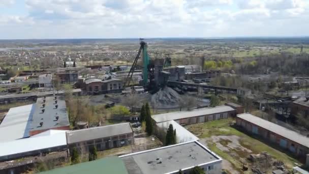 Letecký let nad uhelným dolem. Opuštěný důl a hora uhlí. — Stock video