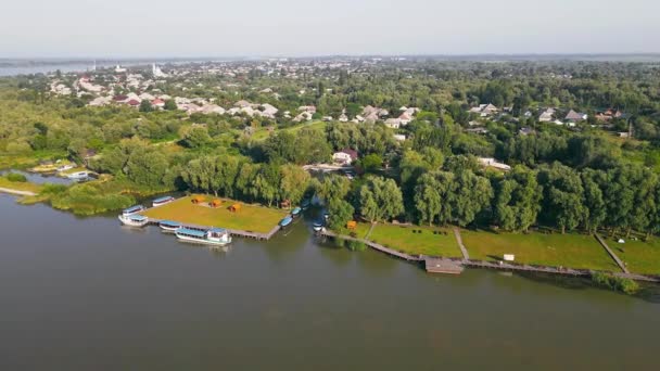 우크라이나 남부의 빌 코보 시 상공을 비행중이다. 다뉴브 강 근처의 도시. 공중에서 찍은 아침 풍경. 큰 강 근처의 도시. — 비디오