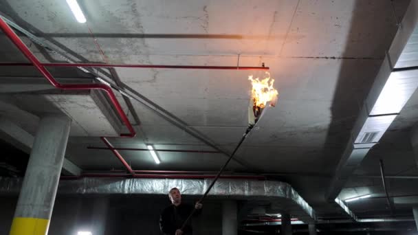 Sprawdzenie automatycznej pracy gaszenia pożaru parkingu podziemnego. Wybuch naboju gaśniczego. Woda przepływająca przez dyszę. — Wideo stockowe