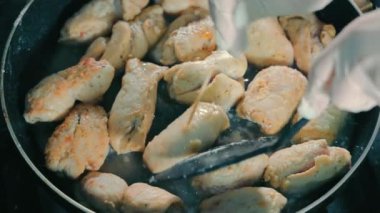 Yağda kızartılmış balık parçaları. Sokak yemeklerini pişiriyorum. Balık parçaları yağda kızarır ve aşçı tarafından teslim edilir..