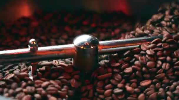 Kavrulmuş kahve çekirdekleri dönüşümlü olarak soğutulur. Kavrulmuş kahve çekirdekleri.. — Stok video