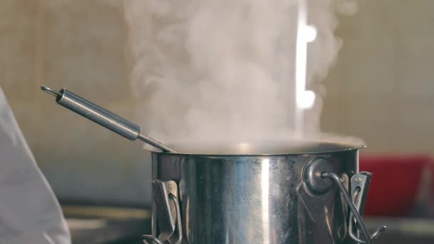 Cucinare in una sala da pranzo fast food. Il vapore che viene da un bagno in cui l'acqua è bollita o un piatto è preparato. Evaporazione in cucina. — Video Stock
