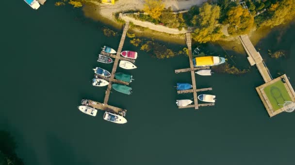 Aerial Widok z góry łodzi rybackich zaparkowanych na parkingu dla małych łodzi. Mały port na rzece dla łodzi rybackich. — Wideo stockowe