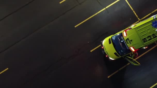 Vista aérea Vista superior de una ambulancia de pie en el estacionamiento y esperando una llamada. La ambulancia está esperando la próxima tarea.. — Vídeo de stock