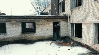 Terk edilmiş bir evde tanksavar silahı olan bir adam. Tankları yok etmek için silahlı sivil halk.
