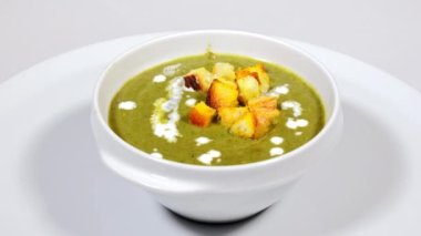 Faydalı diyet yemekleri. Krema çorbası, kızarmış ekmek ve ıspanak şiş üzerinde döner..