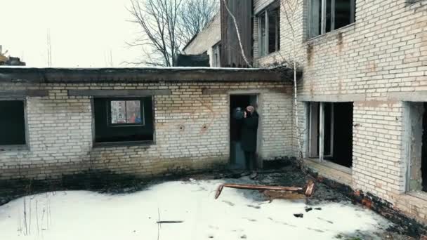 Seorang pria dengan senjata anti-tank di sebuah rumah kosong. Warga sipil dengan senjata untuk menghancurkan tank.. — Stok Video