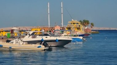 Mısır, Hurghada - Şubat 1Mısır, Hurghada - Şubat 18, 2022. Sokak yemeği. Şef sokakta et hazırlar. Yemek yaparken dumanlar yükseliyor. Şef ızgarada tavuk eti kızartıyor. 8, 2022