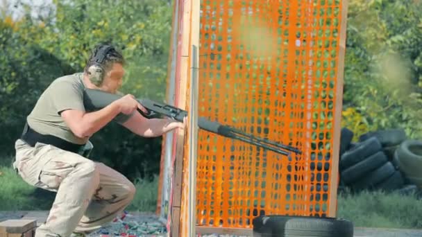 Shooter shoots with a smoothbore weapon. The cartridge takes off with fire in slow motion. Shooting in the shooting range with a shotgun — Stock Video