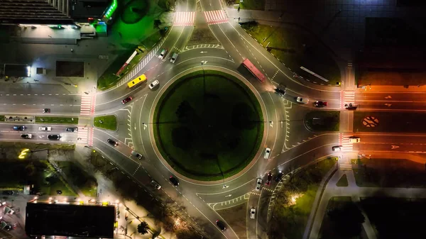 Luchtfoto bovenaanzicht Nachtelijke tijdspanne van rotonde auto 's op de rotonde Stockfoto