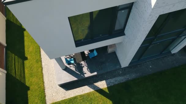 Above view of sunny side of loft apartment building with terrace area outdoors. Side view of modern house with cozy patio outside. Concept of architecture — Stock Video
