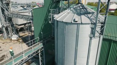 Büyük ölçekli endüstriyel kompleks ve boruları, duvarları ve merdivenleri olan fabrikalar. Gündüz vakti endüstriyel geçmişi olan metal fabrikalarının insansız hava aracı görüntüsü. Sanayi kavramı