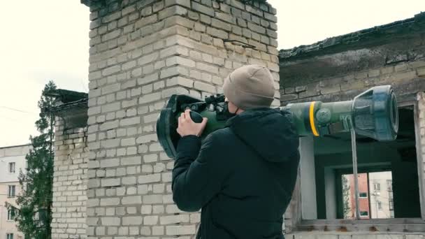 Un uomo che punta un'arma anticarro. Guerra russo-ucraina. La popolazione civile sta combattendo contro i russi — Video Stock