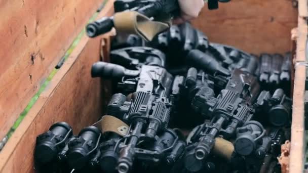 Ukrajina, Charkov 2. března 2022 Převod nebo dodávky zbraní. Vojáci ukrajinské armády vyloží zbraně. Válka mezi Ukrajinou a Ruskem — Stock video