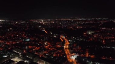 Geceleri şehrin insansız hava aracının görüş alanının üstünde. Büyük şehir ışıklarının panoramik manzarası. Gece şehir hayatı kavramı