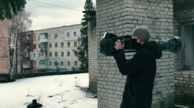 Kharkiv, Ukrayna - 2 Mart 2022: Tanksavar silahı hedefleyen bir adam. Ukrayna-Rusya savaşı. Sivil halk Ruslara karşı savaşıyor.