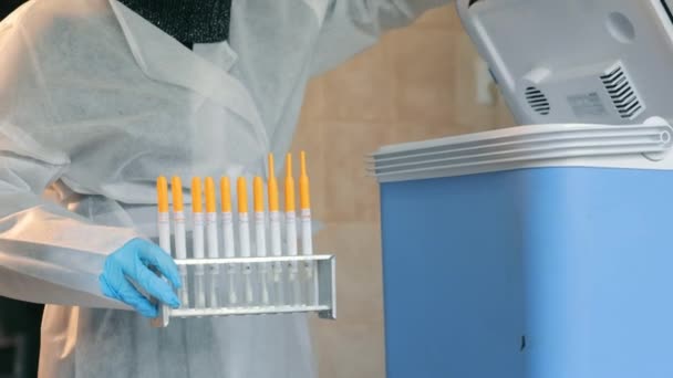 Virüs ve bakteri için odanın incelenmesi. Araştırma doktoru numuneleri enfeksiyon testi için aldı ve nakil için bir konteynıra koydu.. — Stok video