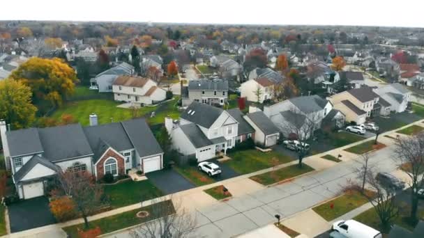 Vista aérea Village of Illinois. Casas e ruas na aldeia de Mundelein. Cambridge Country Park — Vídeo de Stock
