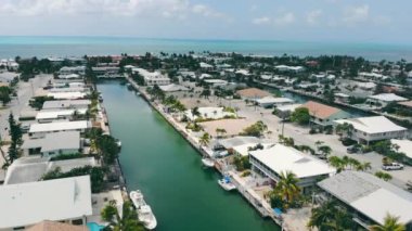 St. Petersburg, Florida üzerinde bir hava uçuşu. Evleri ve tekneleri birbirine bağlayan kanallar şehir binalarının yakınına park edilmiştir. Florida 'daki Amerikan şehirlerinin yerel altyapısı.