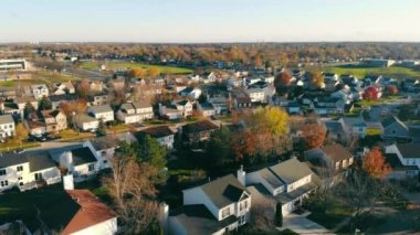 Illinois 'in hava manzaralı köyü. Mundelein köyündeki evler ve sokaklar. Cambridge Şehir Parkı