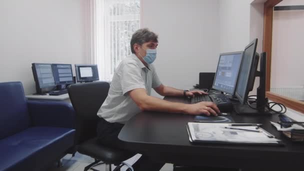 Tomografia computadorizada TC. Um médico olhando para partes digitalizadas do corpo em um computador. ver os resultados da digitalização. Ressonância magnética por um médico. — Vídeo de Stock