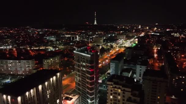 城市街道上的夜景.从无人机在夜间街道上看到的真实景象，背景是房屋和建筑物。夜城的概念 — 图库视频影像