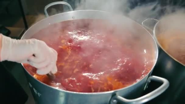 Preparazione del piatto tradizionale ucraino borsch barbabietola rossa. Lo chef aggiunge barbabietole rosse in una grande ciotola. Cottura borscht nel ristorante per un gran numero di porzioni. — Video Stock