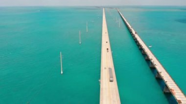 Florida 'daki Seven Mile Köprüsü' nün hava görüntüsü. Florida 'daki en büyük köprü. Key West 'e giden bir köprü.