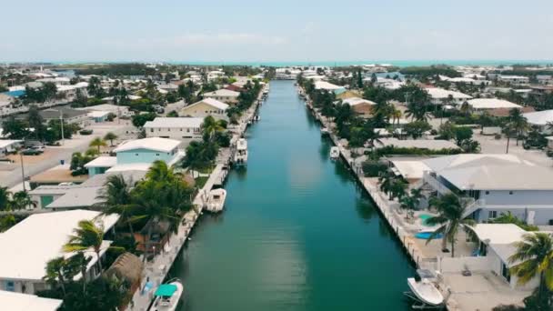 High up vista aerea di Key Colony Beach è un comune nel mezzo delle Florida Keys, Contea di Monroe, Florida, Stati Uniti. — Video Stock