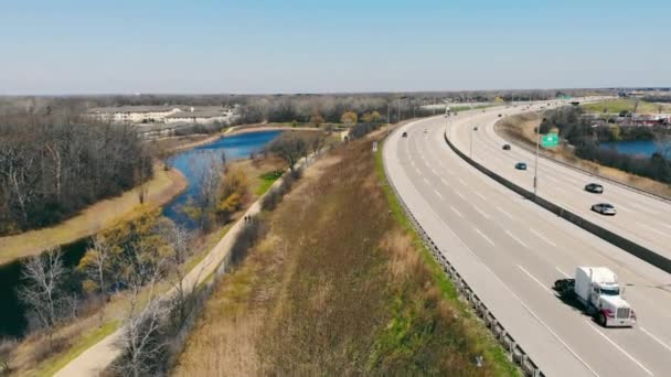 Volo sulla rotta che collega la città di Chicago. L'autostrada su cui si muovono le auto. American Transportation Logistics in Illinois. — Video Stock