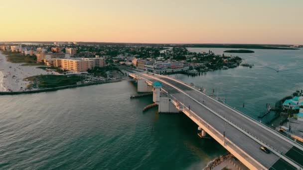 Johns Pass Madeiras strand AERIAL. Strait och vattnet som ligger söder om Florida i Sankt Petersburg. Sund och vindbrygga vid solnedgången. — Stockvideo