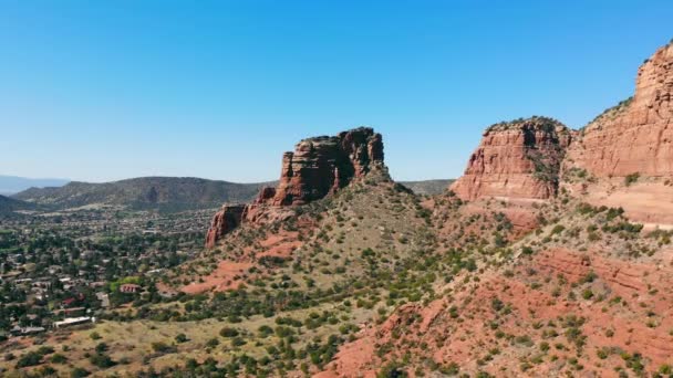 Bell Rock Arial Формат природного року в Седоні, штат Арізона. Камінь відомий як Vorokh на Белл-Рок. — стокове відео