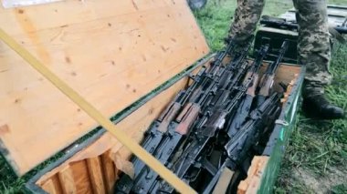 Ukrayna savaşı Rusya. Silah tedarikçisi. Silahlar kutularda..