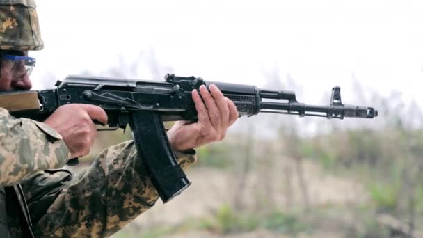 Válka Ukrajina Rusko. Ukrajinská armáda střílí z kulometu. — Stock video