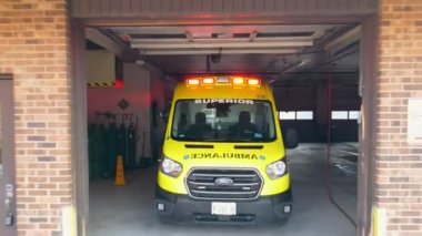 Chicago Illinois 19.03.2022 Illinois Ambulansı Chicago 'da. Garajda bir ambulans aramasını bekliyor. Ambulans ve servis 911 'i arıyor.
