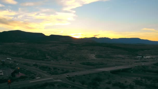 Colorato tramonto in Arizona, uno stato sudoccidentale degli Stati Uniti. Il sole tramonta sulle montagne sopra Williams è una città nel nord dell'Arizona — Video Stock