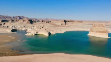 Yalnız Kaya 'nın havadan görünüşü. Geniş kumsal. Arizona 'nın Lone Rock Plajı' ndaki doğa ve manzaraları